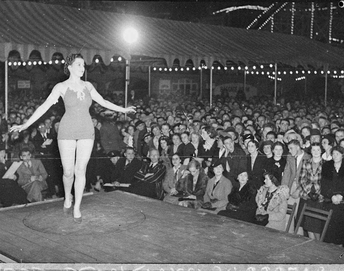 Final bathing beauties competition (1937)