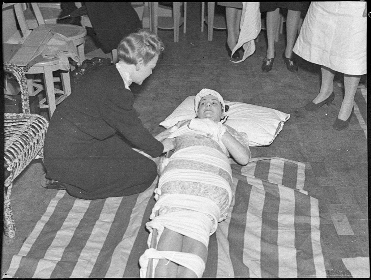 First aid training Grace Bros Broadway (1939)