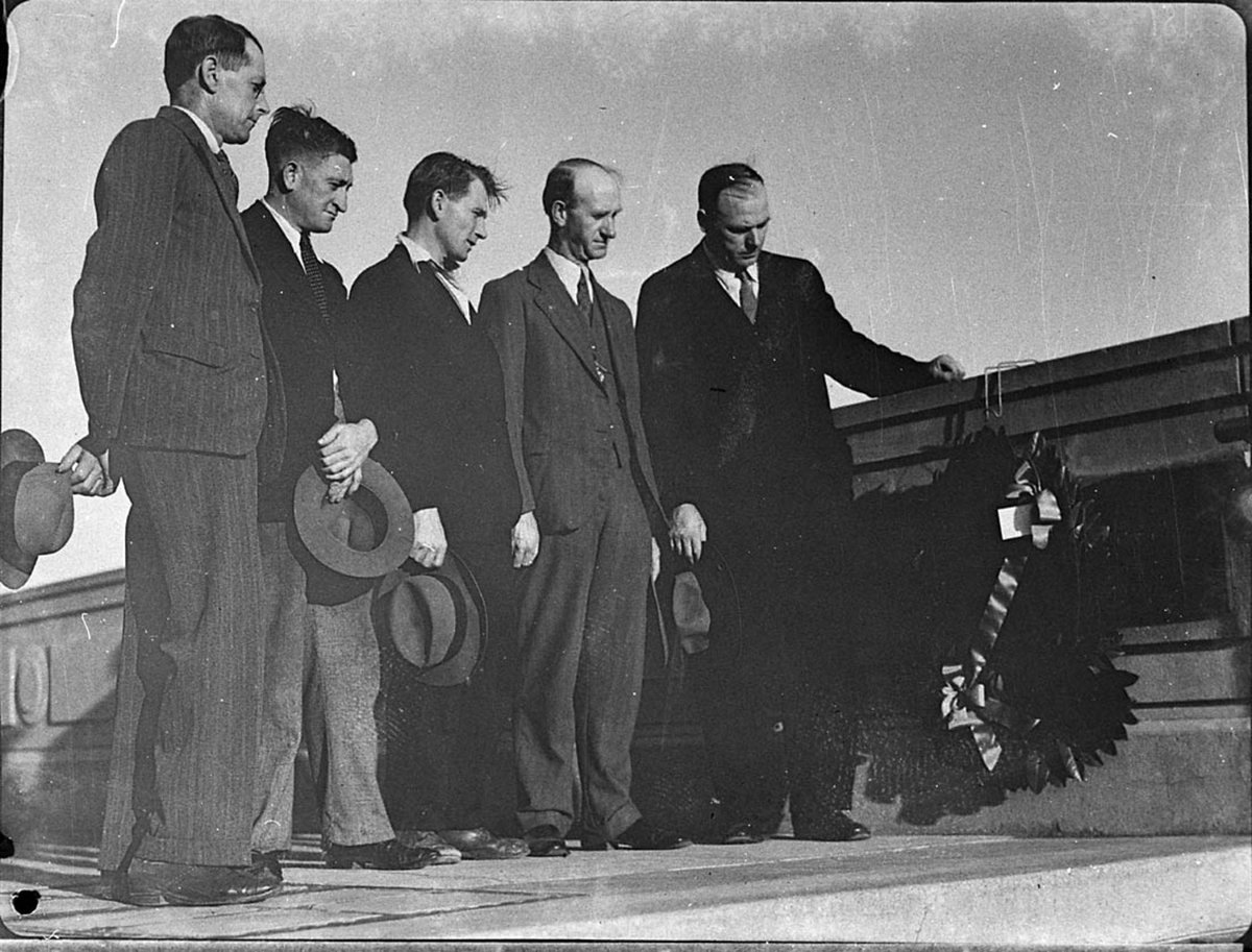 Five men looking at a wreath 3rd anniversary of the bridge opening (1935)