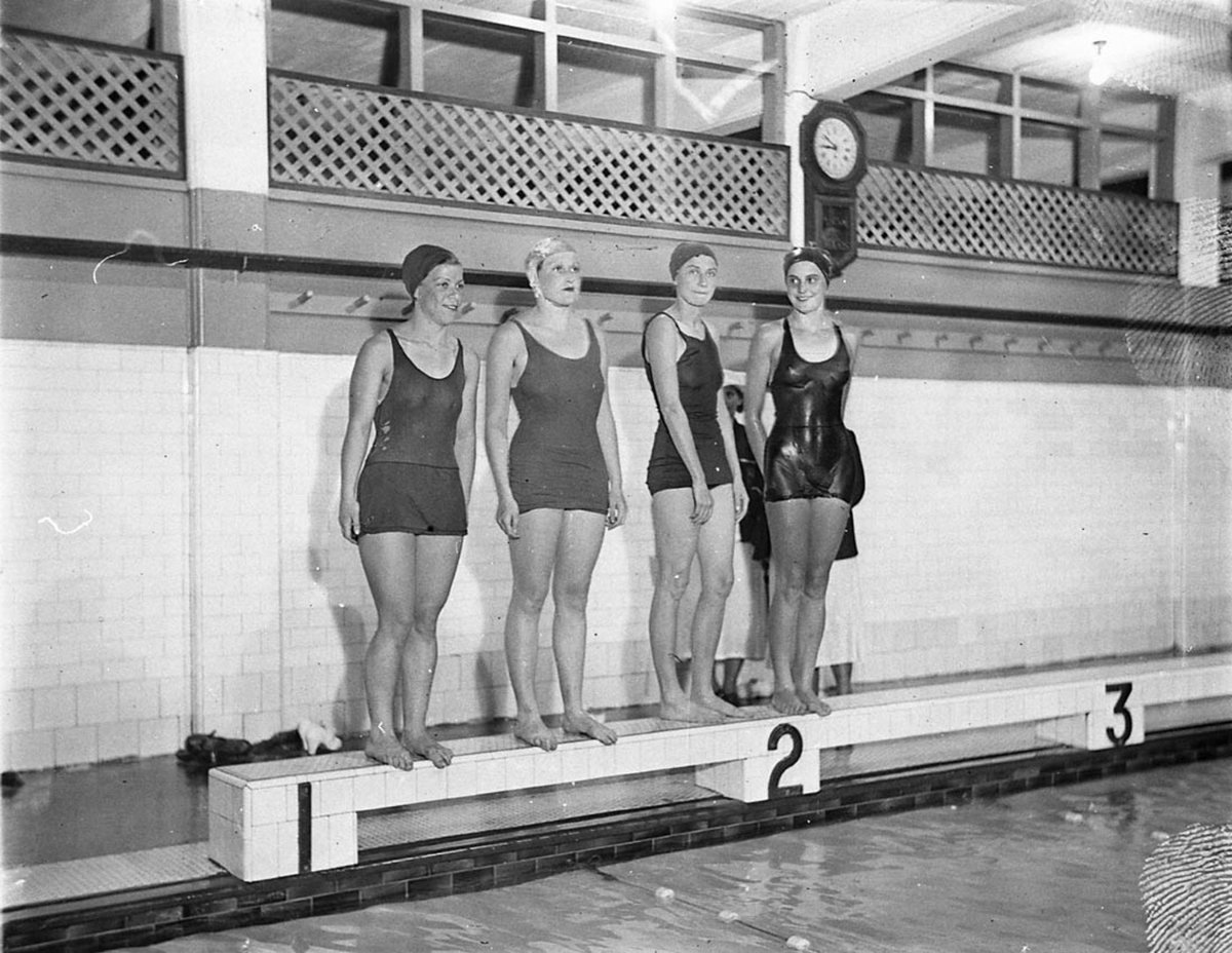Four contestants on starting board One looks like Bonnie Mealing Ted Hood (1930s)