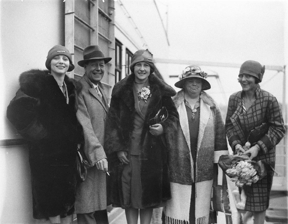 Four unidentified JCW actresses and an actor arrive by ship (1926–31)