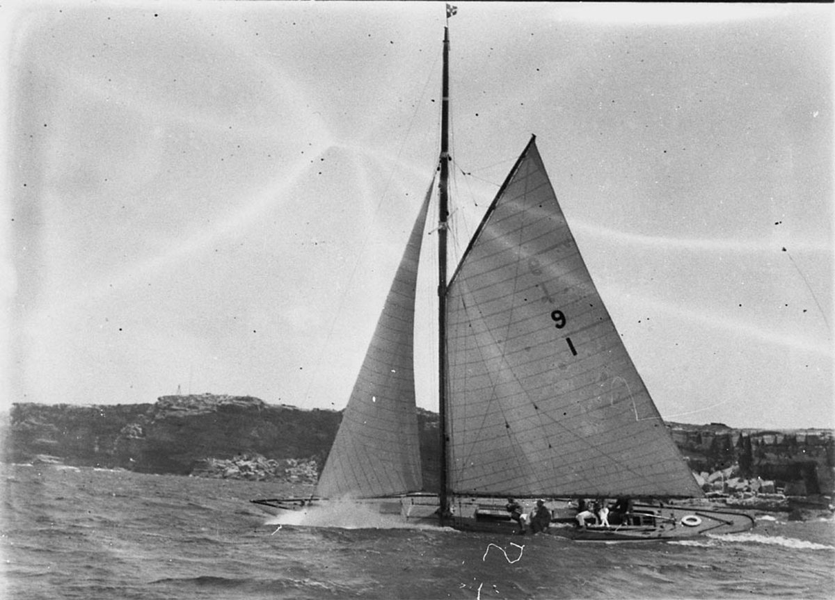 Gaff rigged yacht 91 passing out through the Heads (1930s)