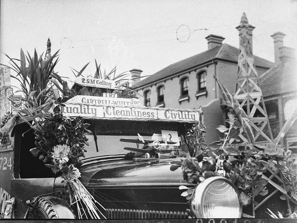 Gartrell Whites picnic for radio station 2SM procession, Sydney (1937)