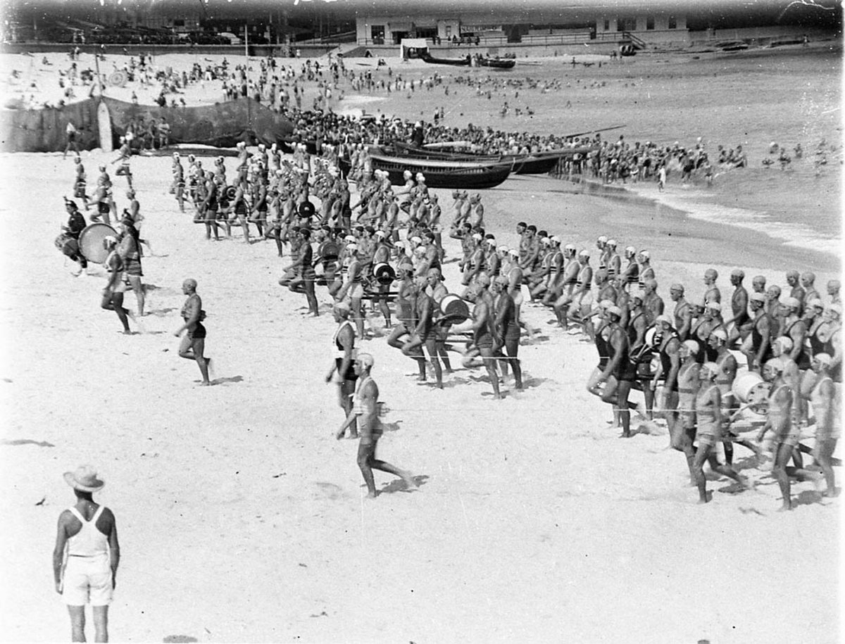 General view of the teams, by Sam Hood (c. 1934)