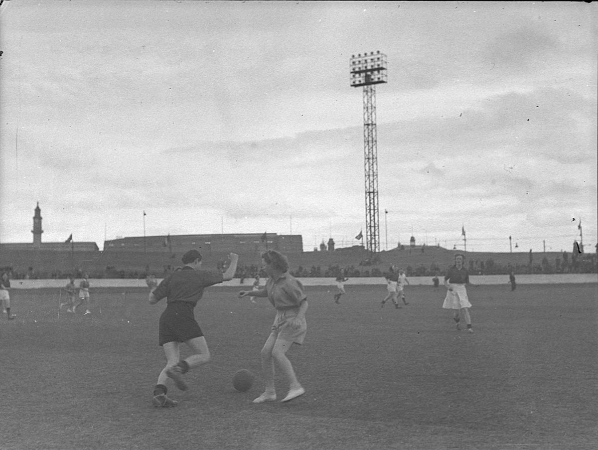 Girls sic football Sydney Sports Ground for Mr Geo Nathan, Moore Park (1943)