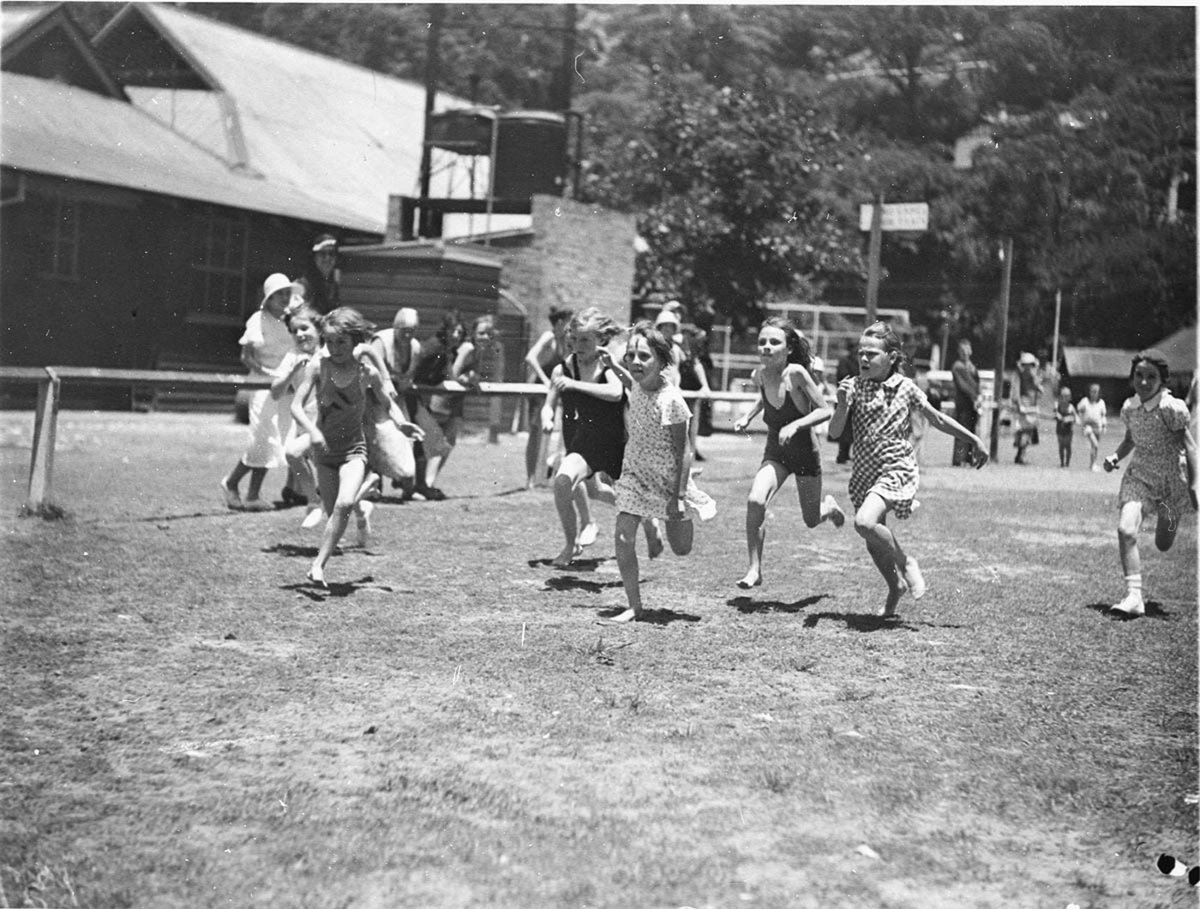 Girls running race at the Mick Simmons Radio Club picnic (1934)
