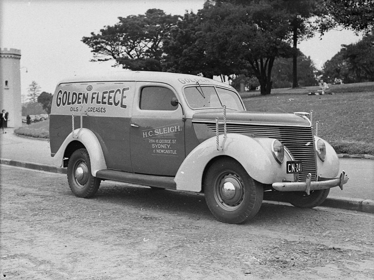 Golden Fleece motor van (1944)