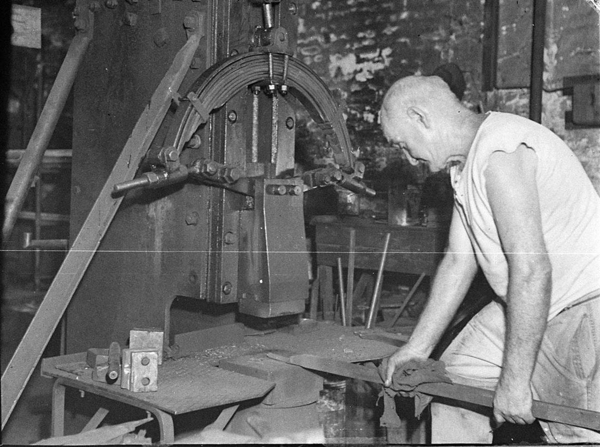 Golf club making at East Bros 52 McAuley Street Alexandria (1949)