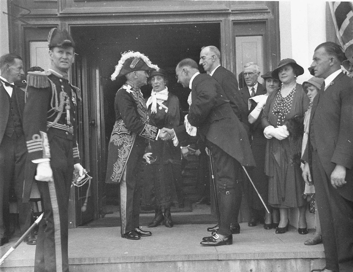 Governor General Sir Isaac Isaacs receive VIPs at Government House Yarralumla Parliament House, Sydney city centre (1934)