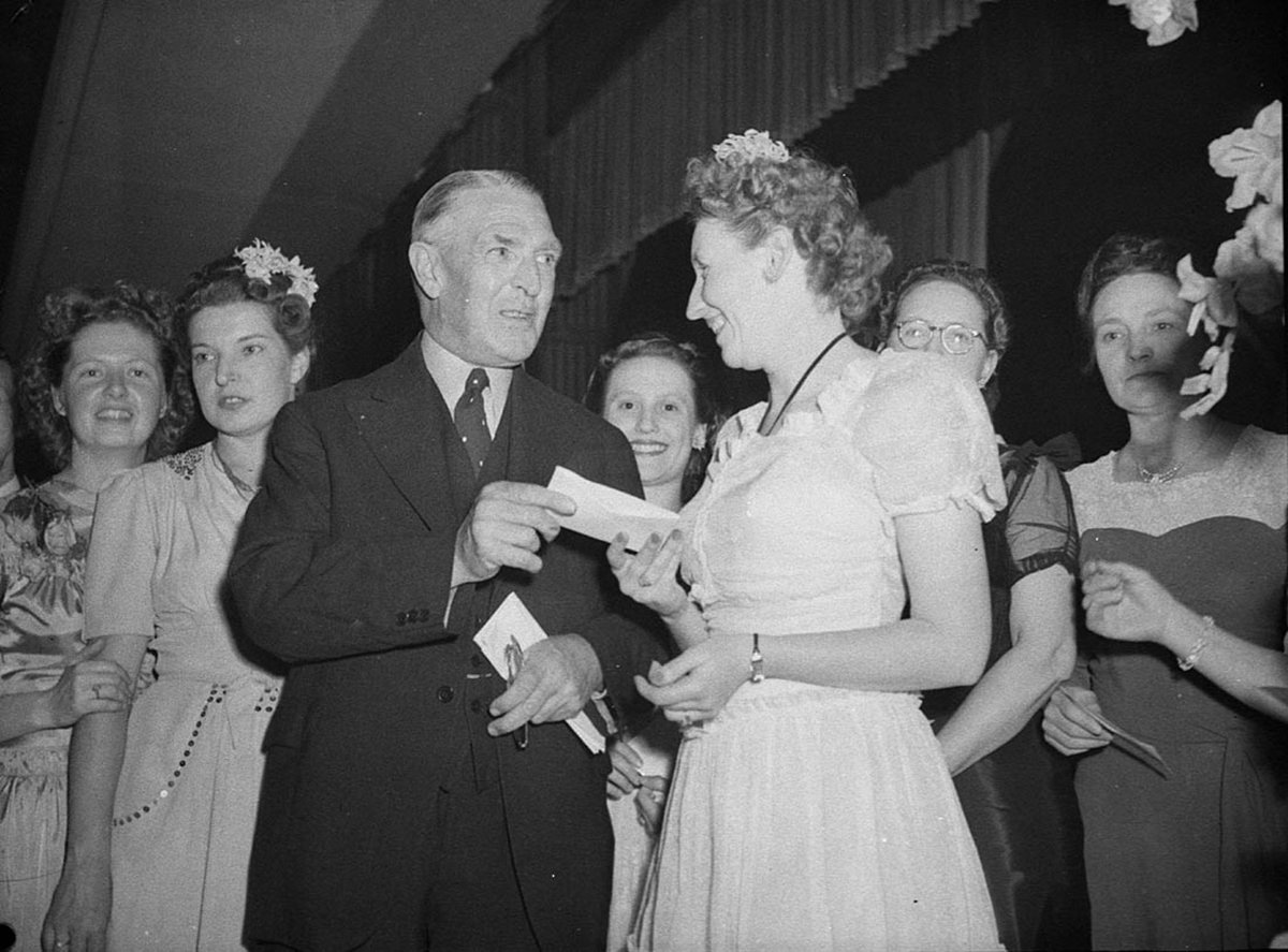 Grace Bros presentation of prizes and cheques (1944)