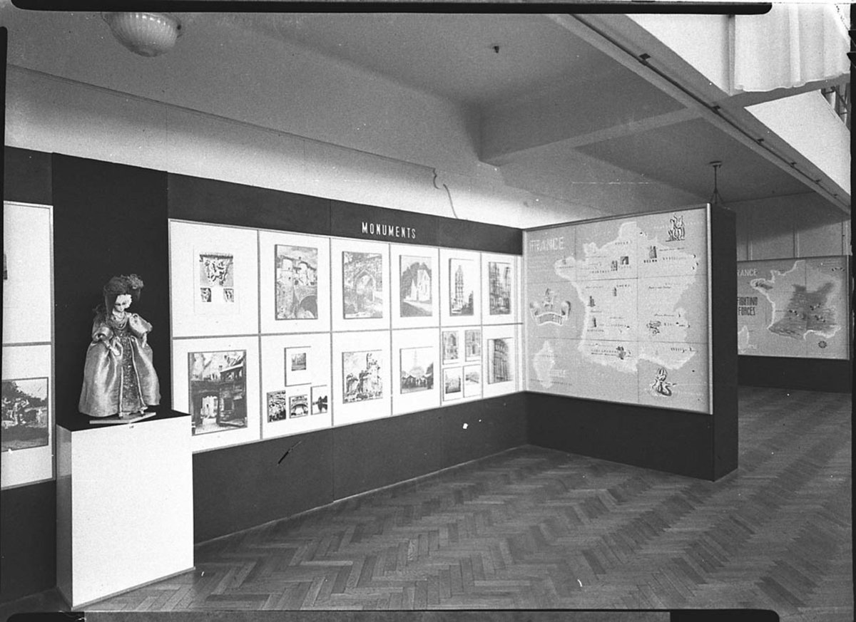 Graphics and a doll at French Exhibition The Spirit of France David Jones taken for Courier australien, Sydney city centre (1944)