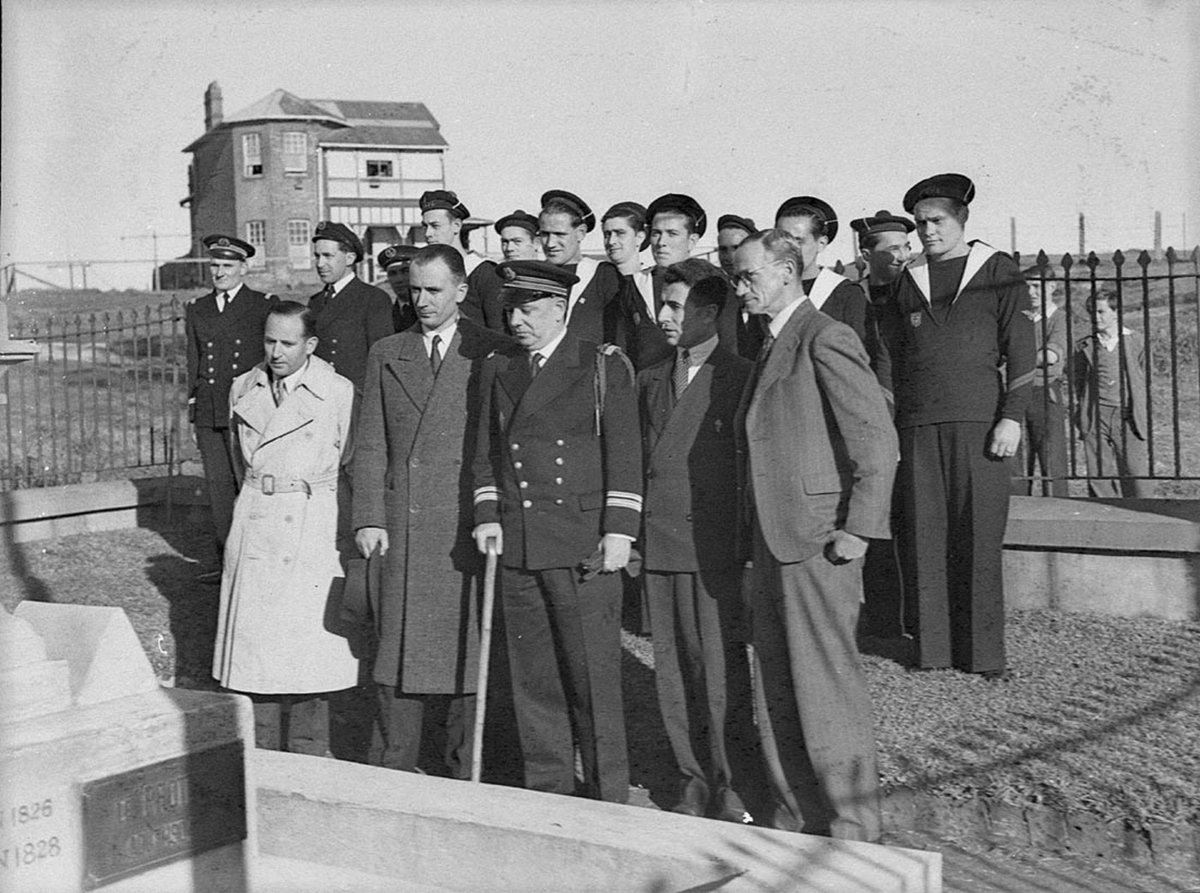 Group at La Perouse monument taken for M Soudan Courier australien (1944)