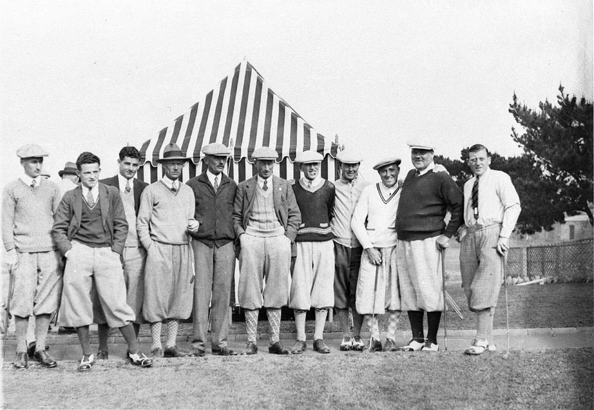 Group of 11 golfers Harry Hattersley 2nd from left (1931)