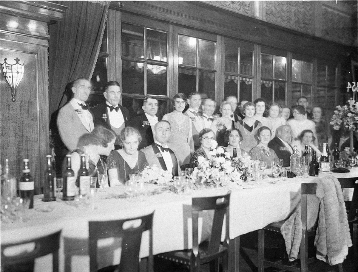 Group of Army officers and women at a table (1934)