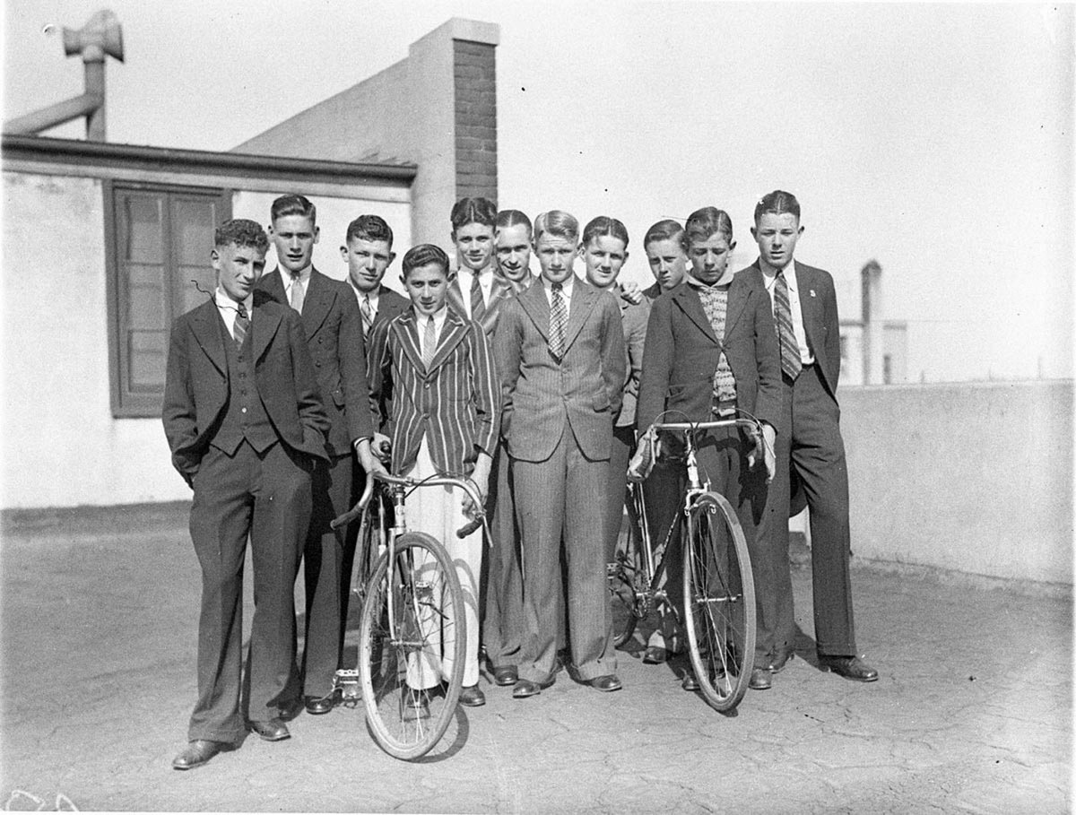 Group of nine with three bikes (1930s)