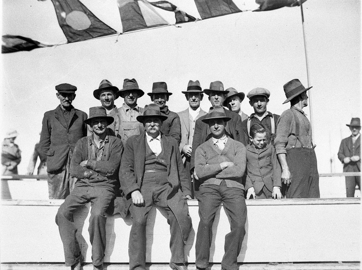 Group of thirteen workmen who built the tugboat (1930s)