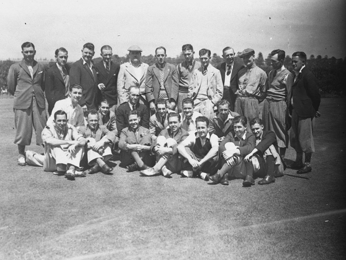 Group of twentyfive golfers (1920s)