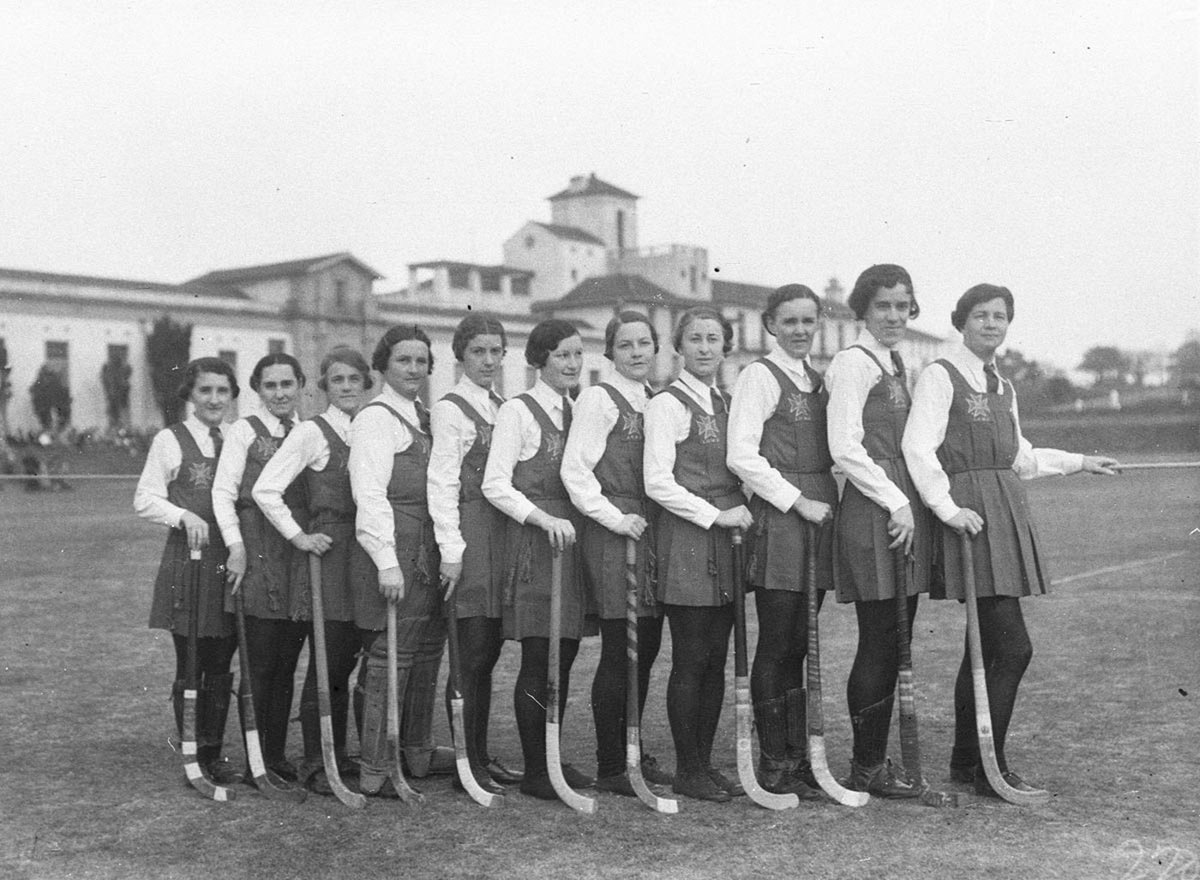Group of women hockey players at Sydney University Maltese Cross with LMMA underneath, Camperdown (1930s)
