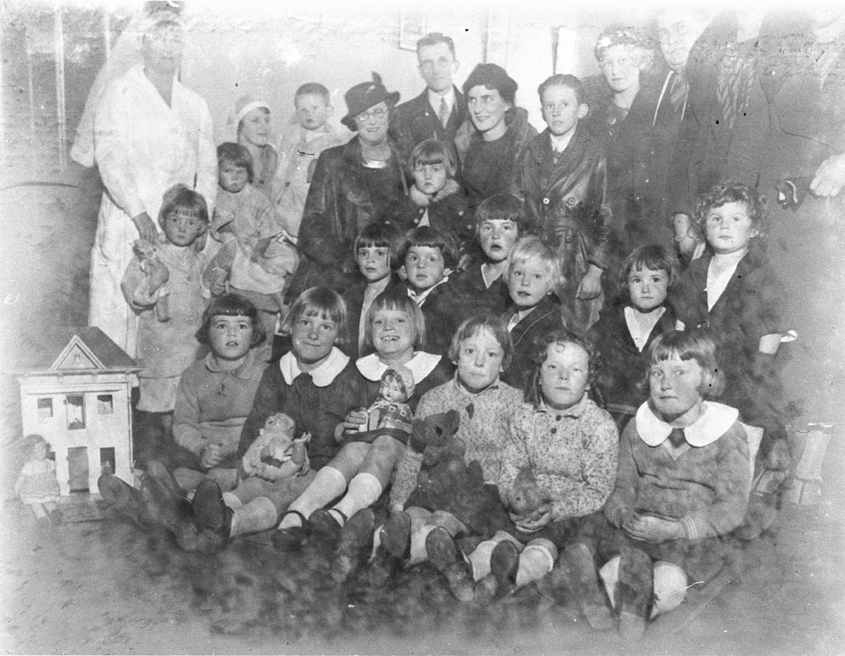 Group of young children (1933–34)