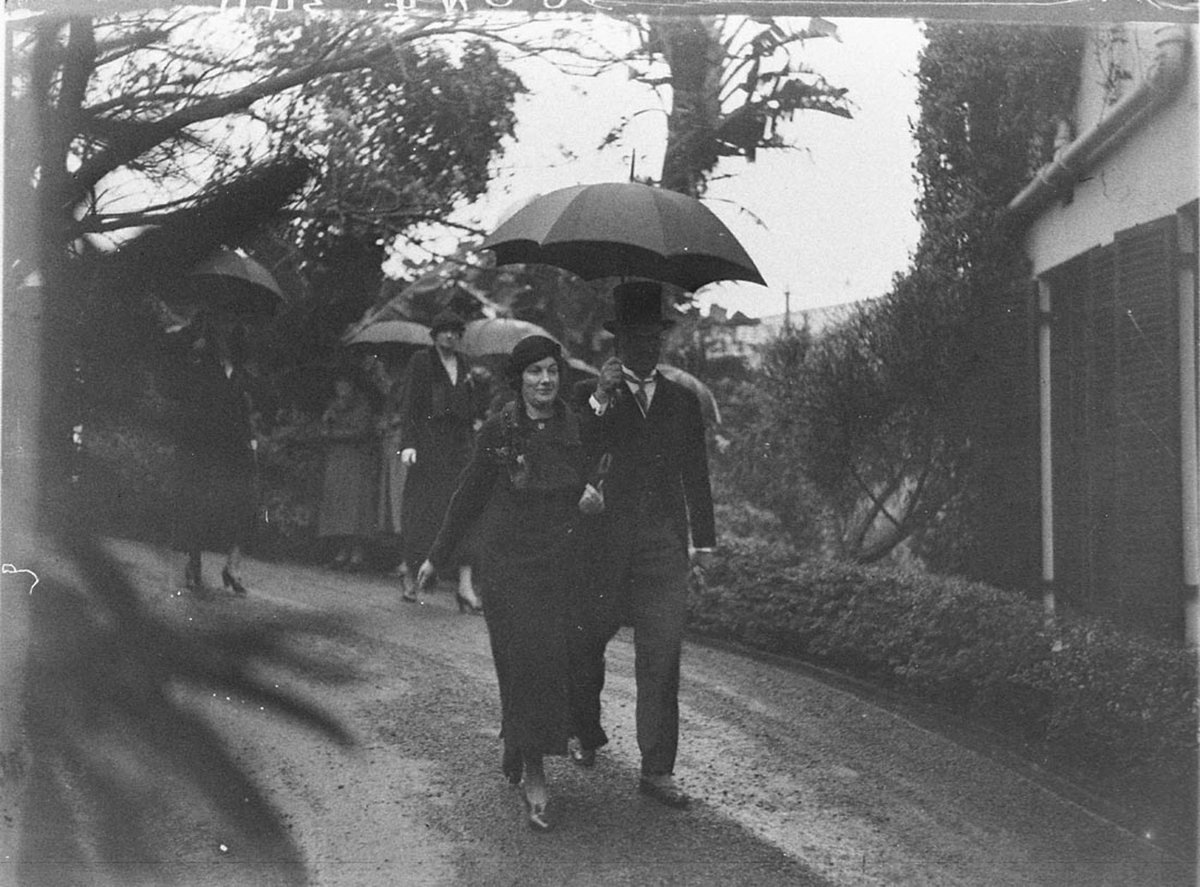 Guests arrive in rain for WhitneyFriend wedding reception Wirian (1934)