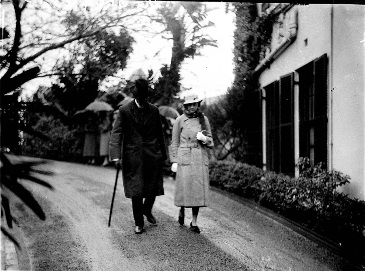 Guests arrive in top hats and pouring rain, Bellevue Hill (1930s)