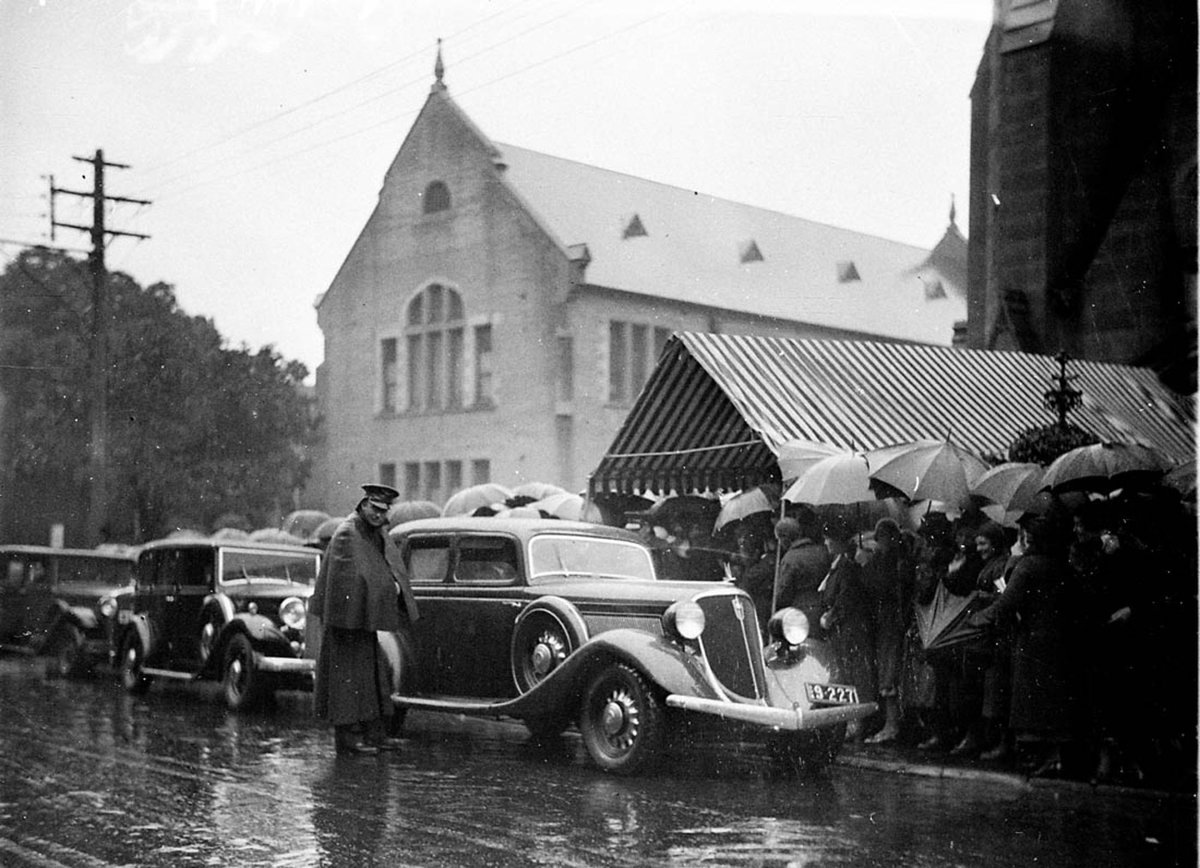 Guests leave the church in rain (1930s)