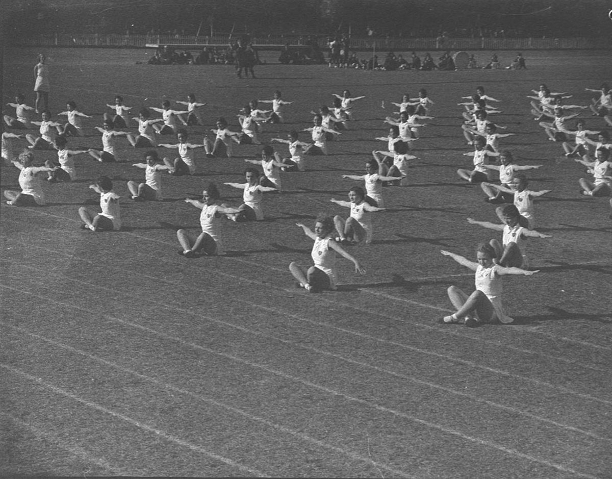Gym girls display (1939)