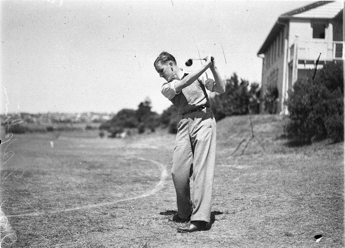Harry Williams explodes out of bunker (1934)