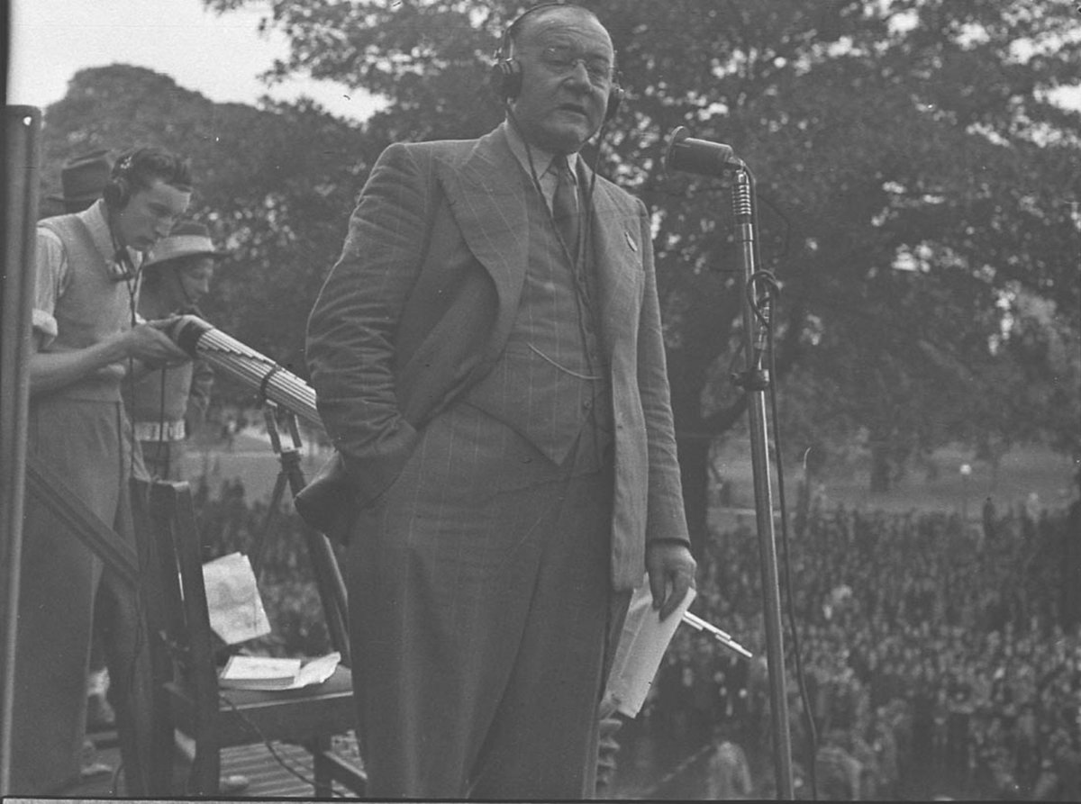 Harry Yates broadcast Anzac procession taken for radio station 2UE (1945)