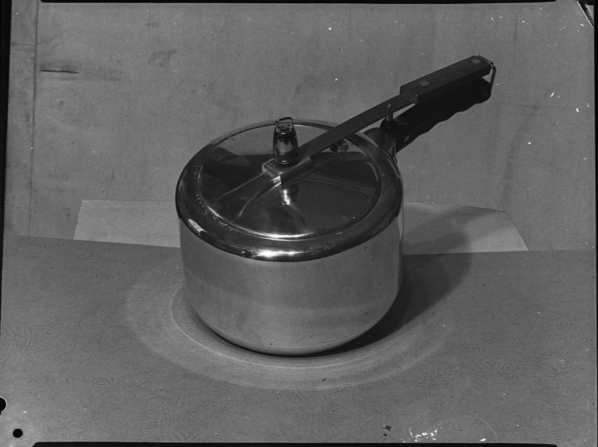 Hawkins cooker taken for Anivitti Advertising (1949)