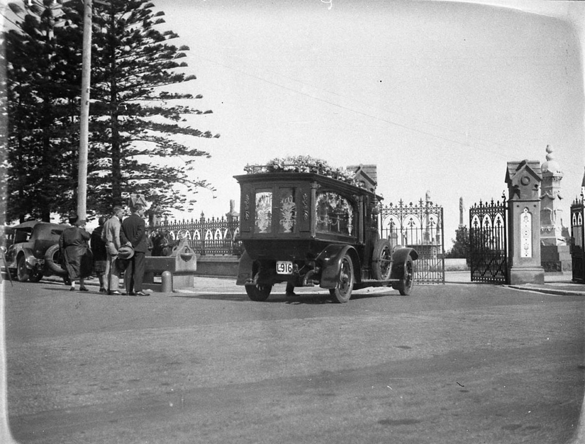 Hearse arriving at Waverley cemetery, Bronte (c. 1930)
