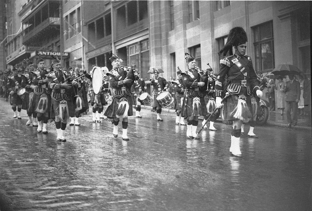 Highland Pipe Band march down Martin Place (1930s)