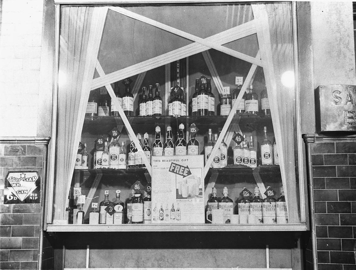 Highland Queen whisky Gold Star gin 6d 5c per nip (1934)