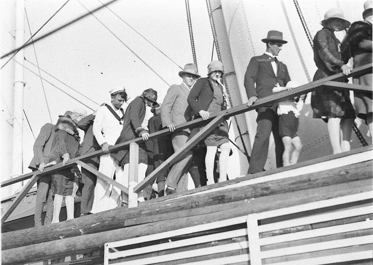 HMAS Australia II arrives in Sydney and is open to the public berthed at Circular Quay (1928)