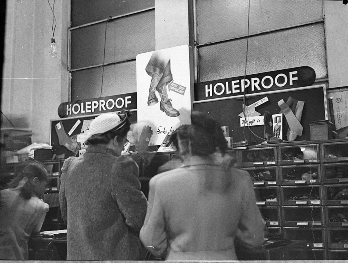 Holeproof display (1948)