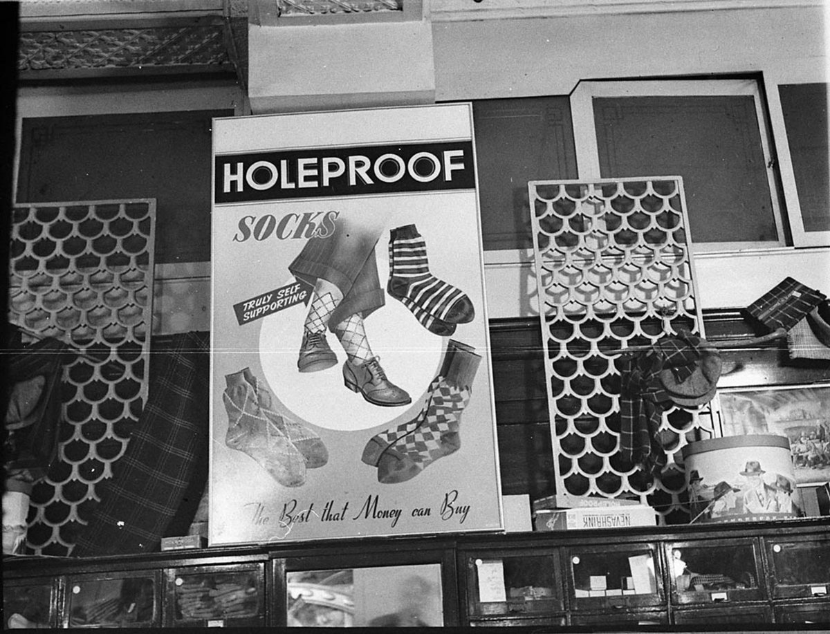 Holeproof displays (1948)
