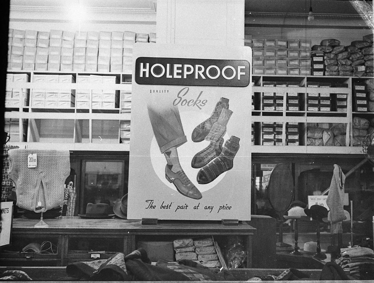 Holeproof displays (1948)