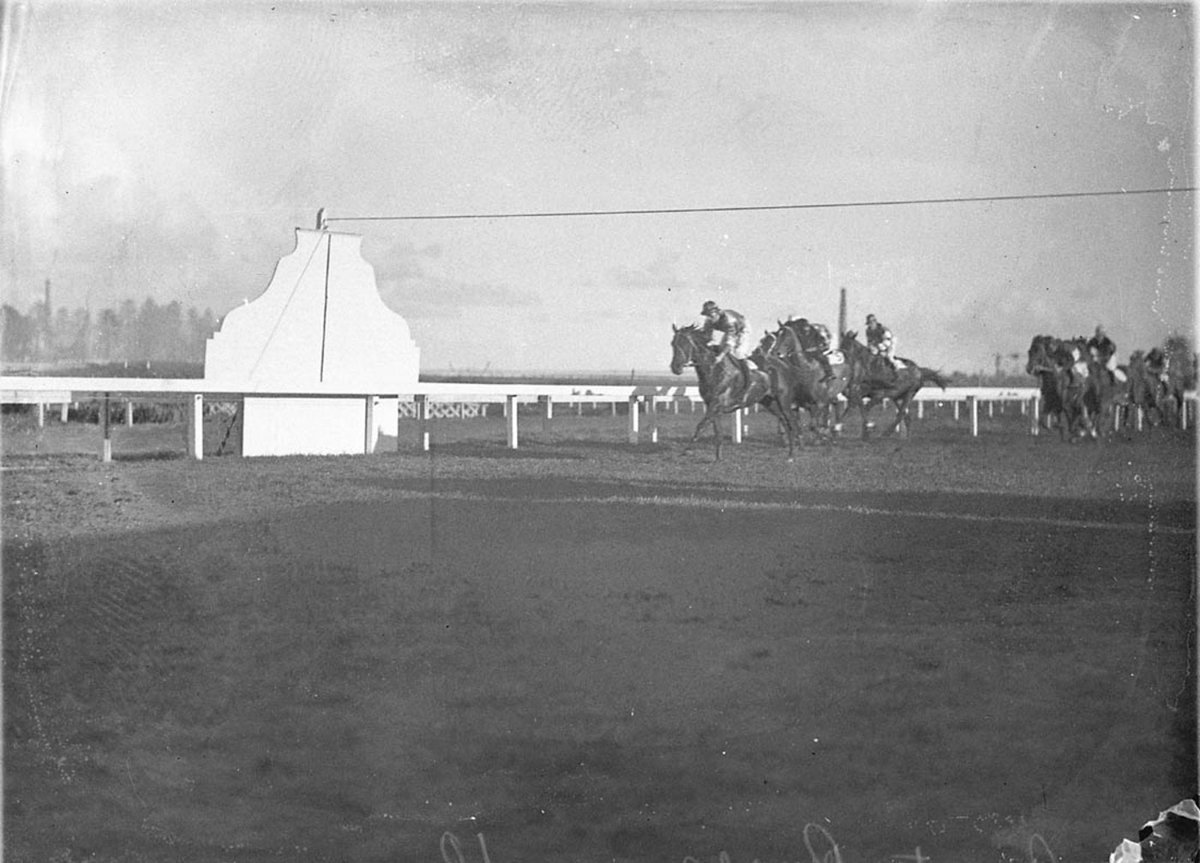 Horses pass the winning post (1920–39)