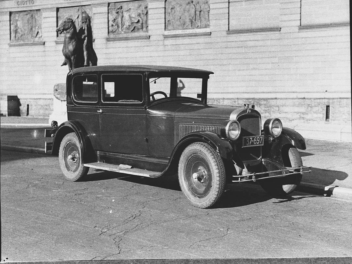 Hudson sedan or Hupmobile sedan taken for Liberty Motors, Sydney city centre (1937)