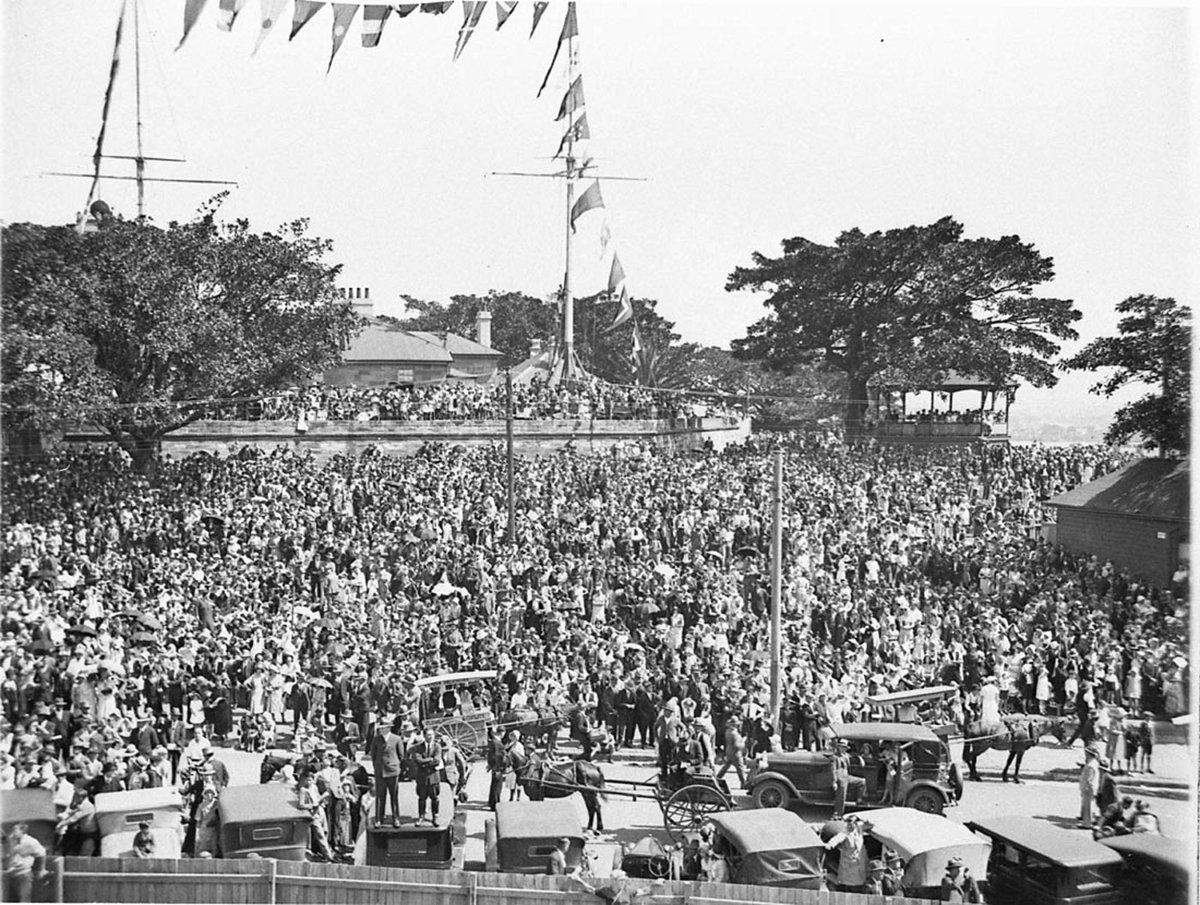 Huge crowd waiting for the opening (1932)