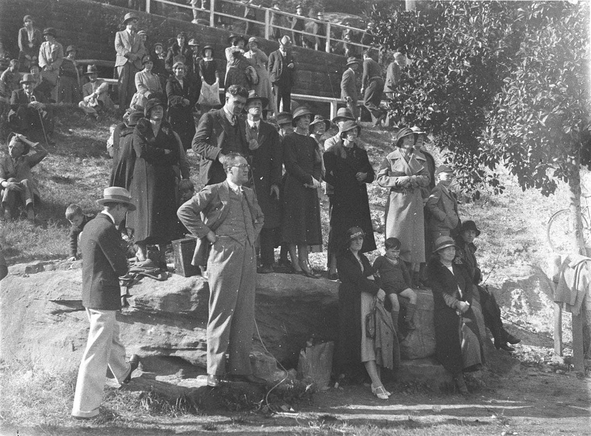 Huge crowds watch with apprehension as Smithy prepares for takeoff (1934)