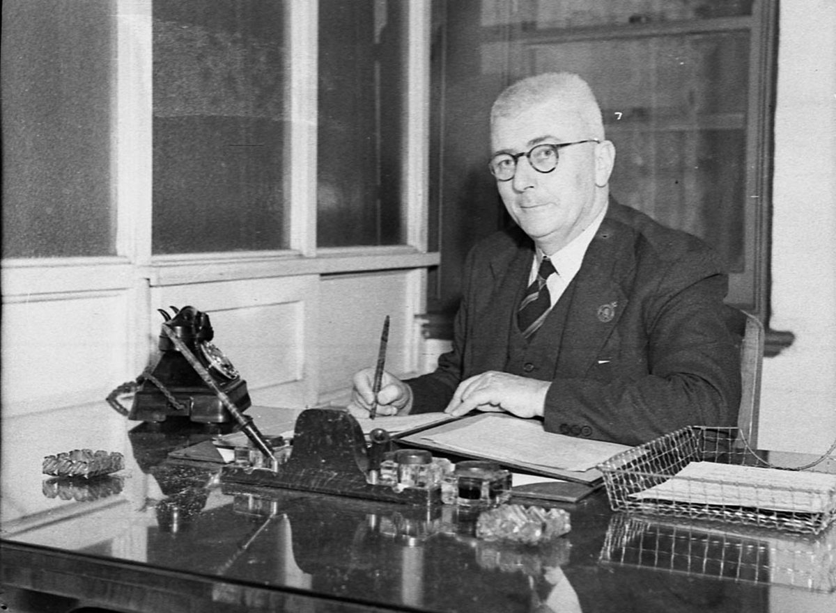 Insurance club members (1939)