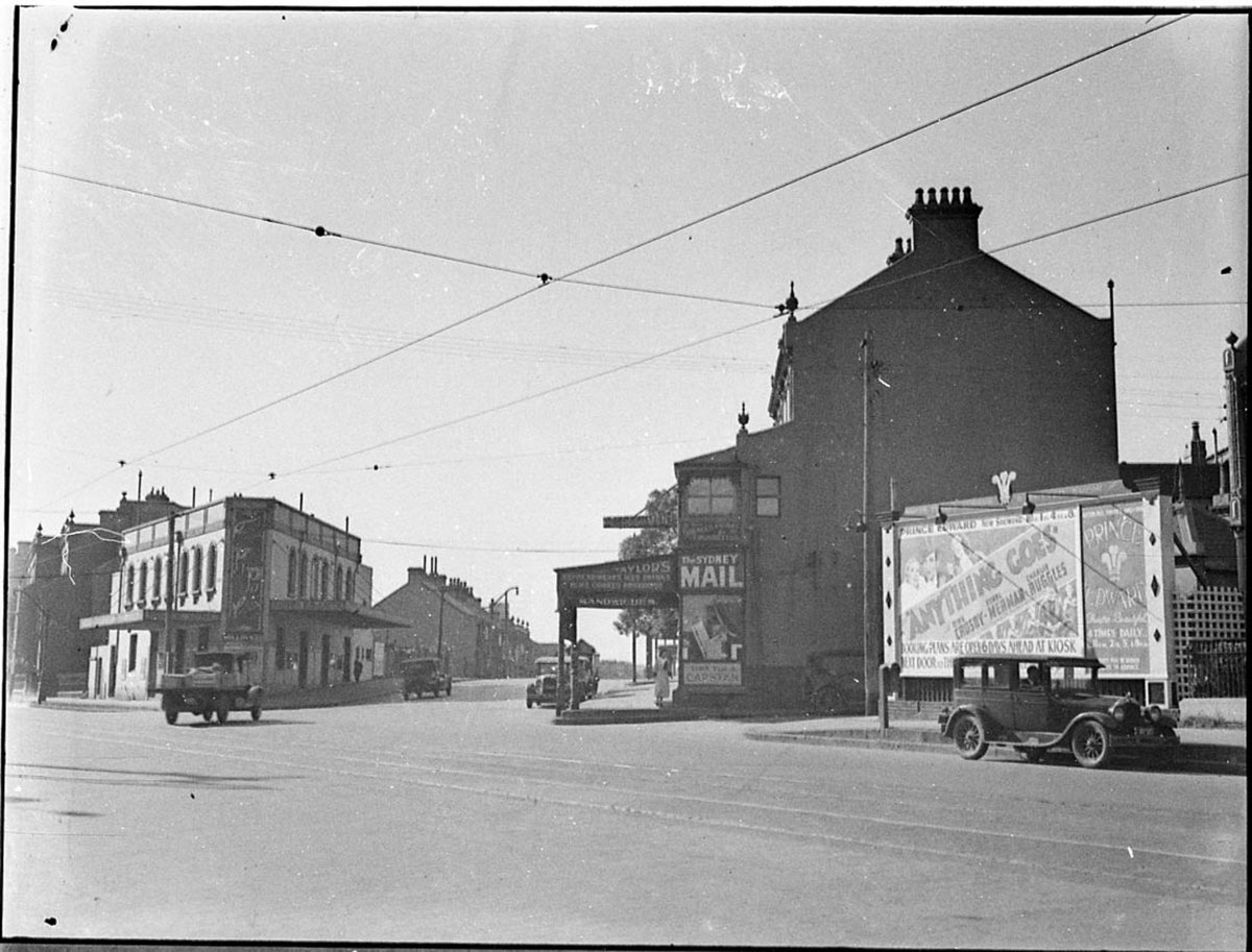 Intersection of Flinders and South Dowling Streets (c. 1936)