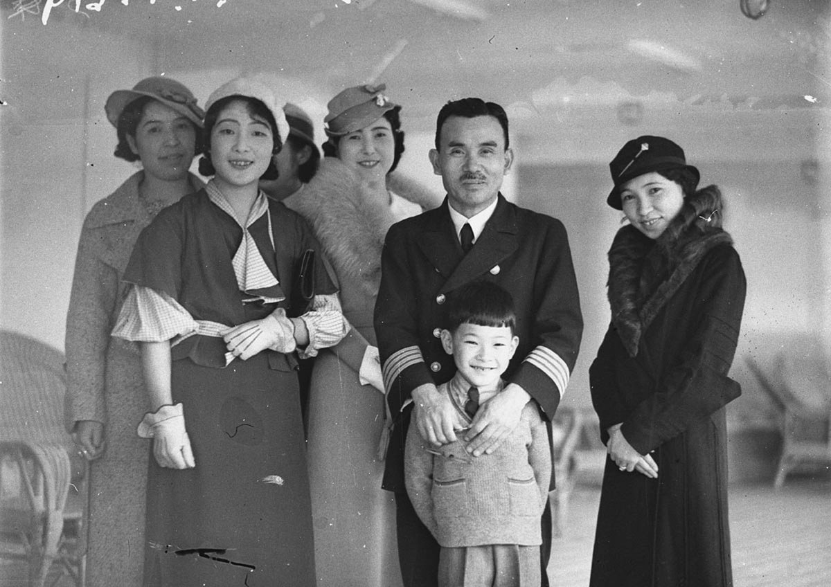 Japanese steamer arrives The captain with wife and family (1934)