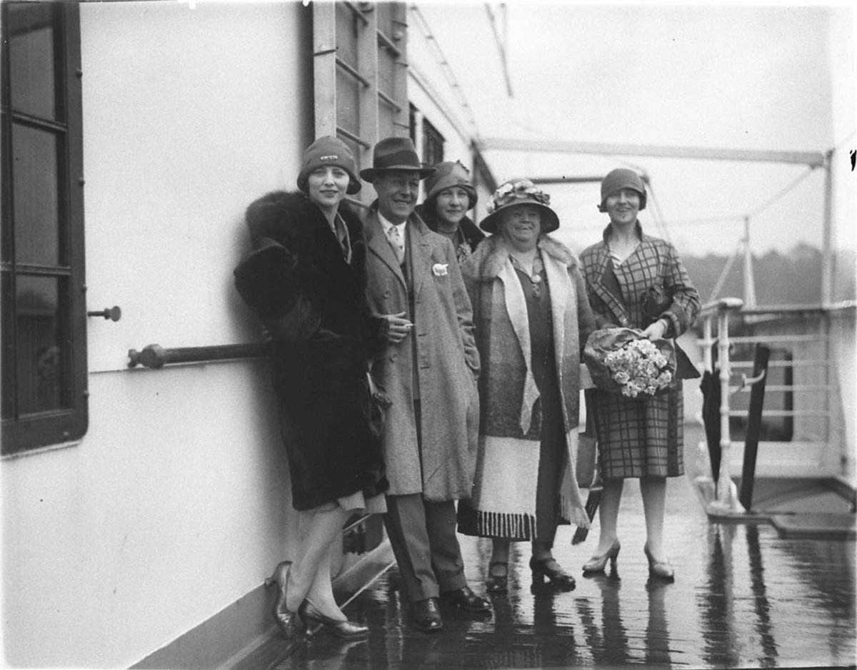 JCW theatricals arrive in the rain by ship (1926–31)