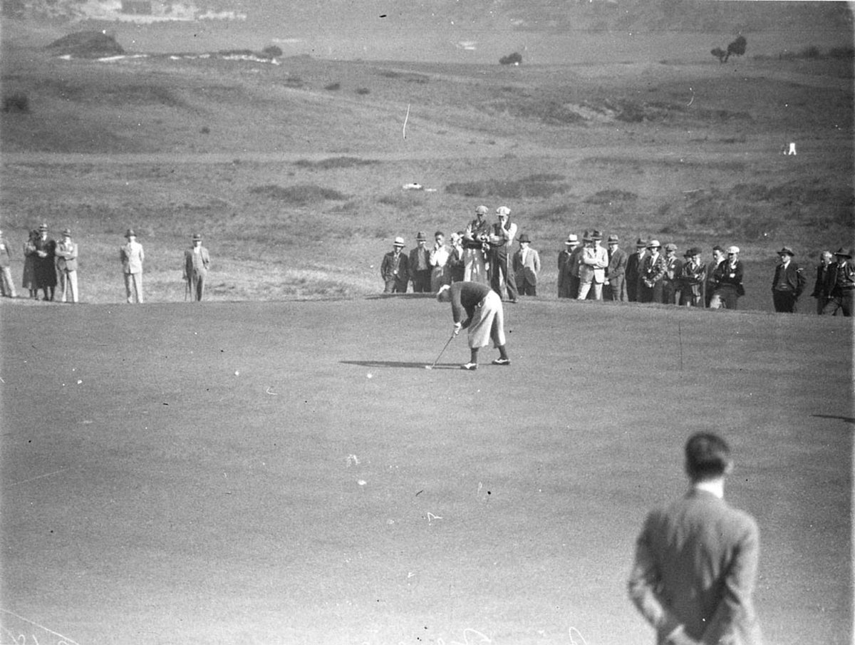 Jim Ferrier lining up a putt (1933–34)