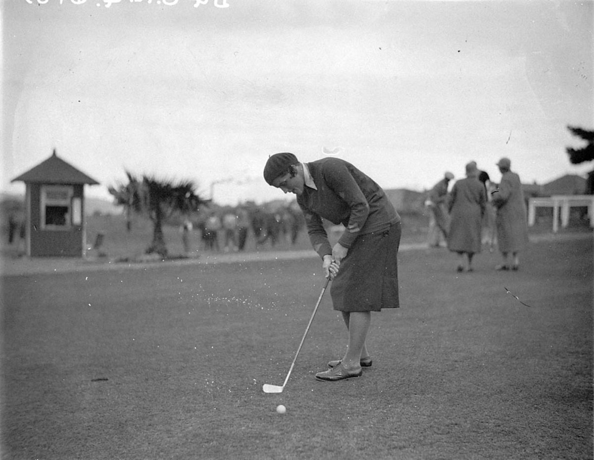 Joan Hammond putting (1930s)