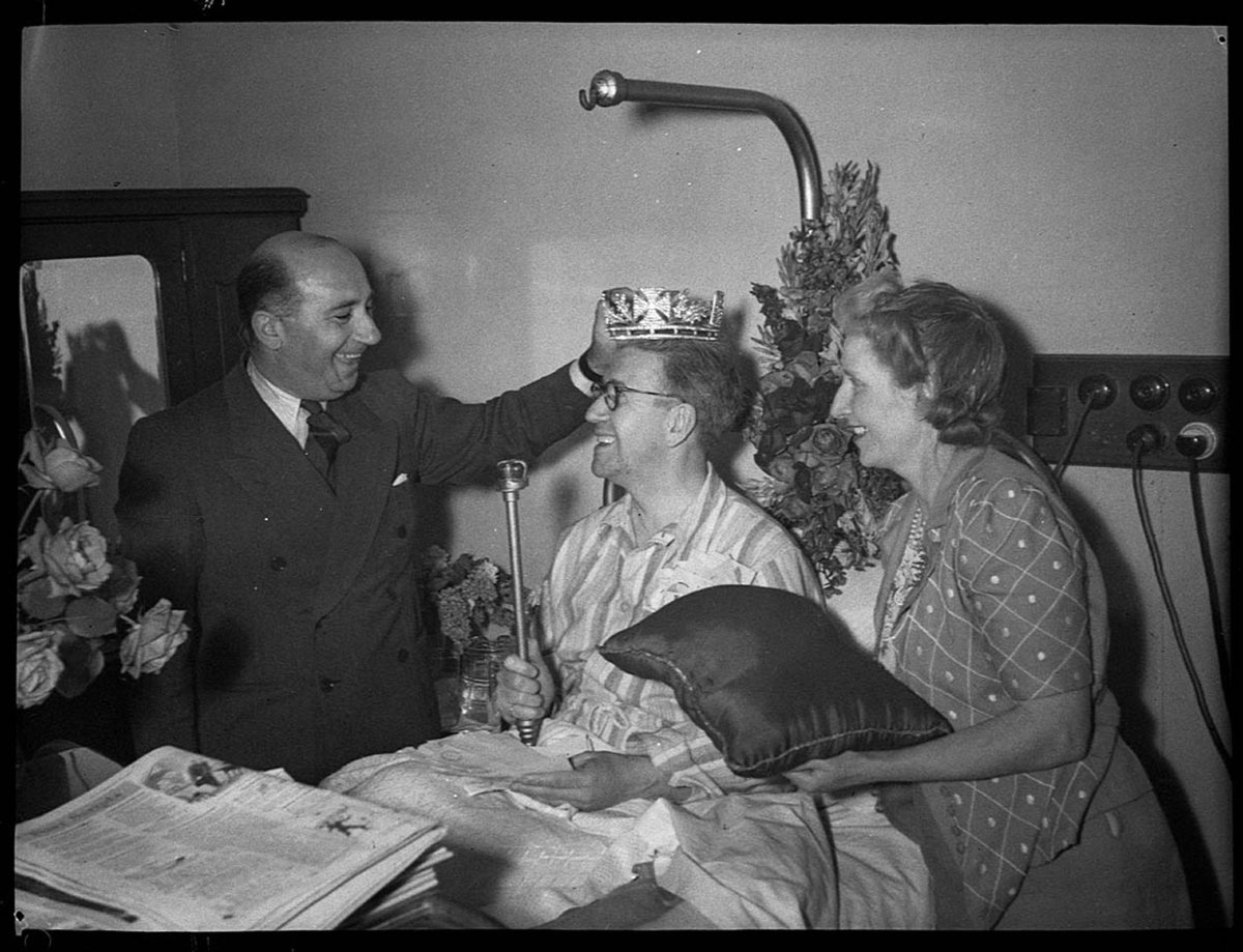 John Dunne crowning of Pun Up winner Anzac House (1944)