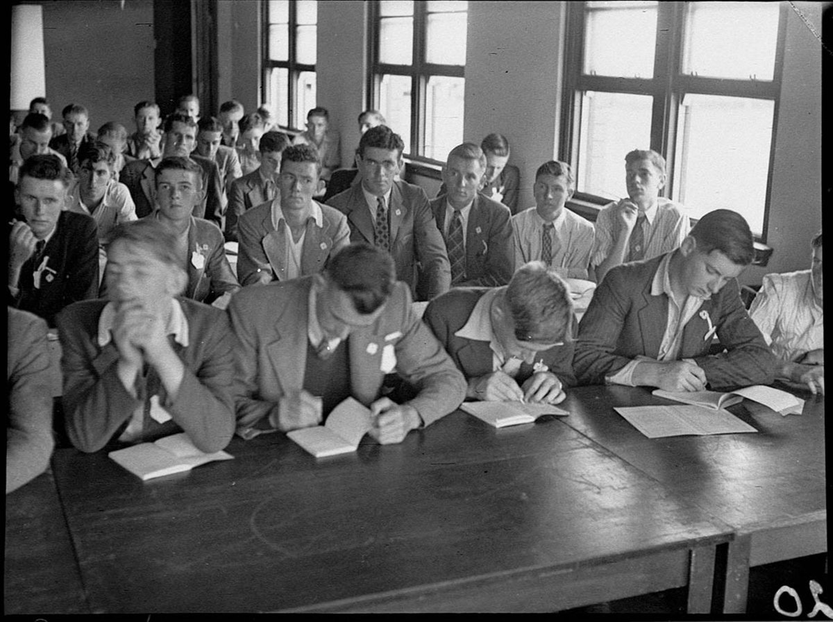 Junior Farmers taken for Farmer and Settler, Sydney city centre (1947)