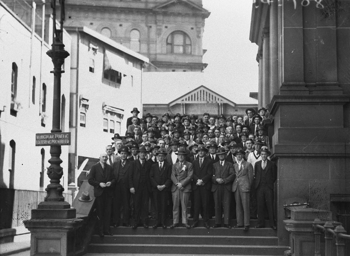 Large group of interstate bowlers on Town Hall steps, Sydney city centre (1934?)